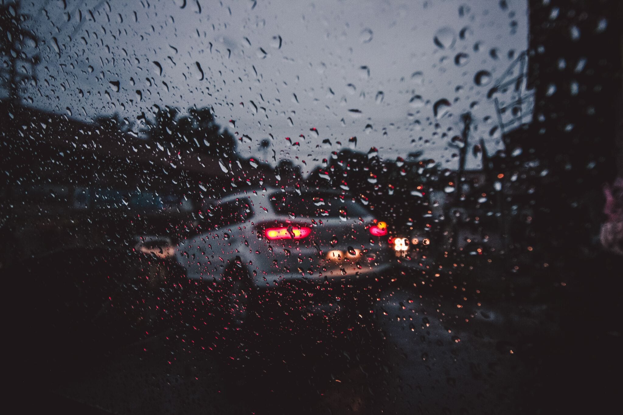 Kraftig regn giver trafikale udfordringer på Fyn