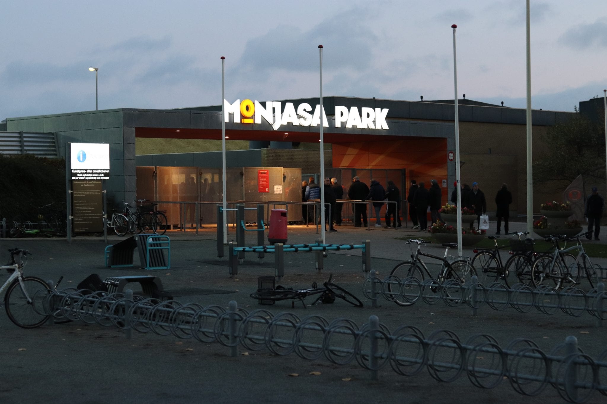 Knivtrussel, biljagt og slagsmål i gaderne