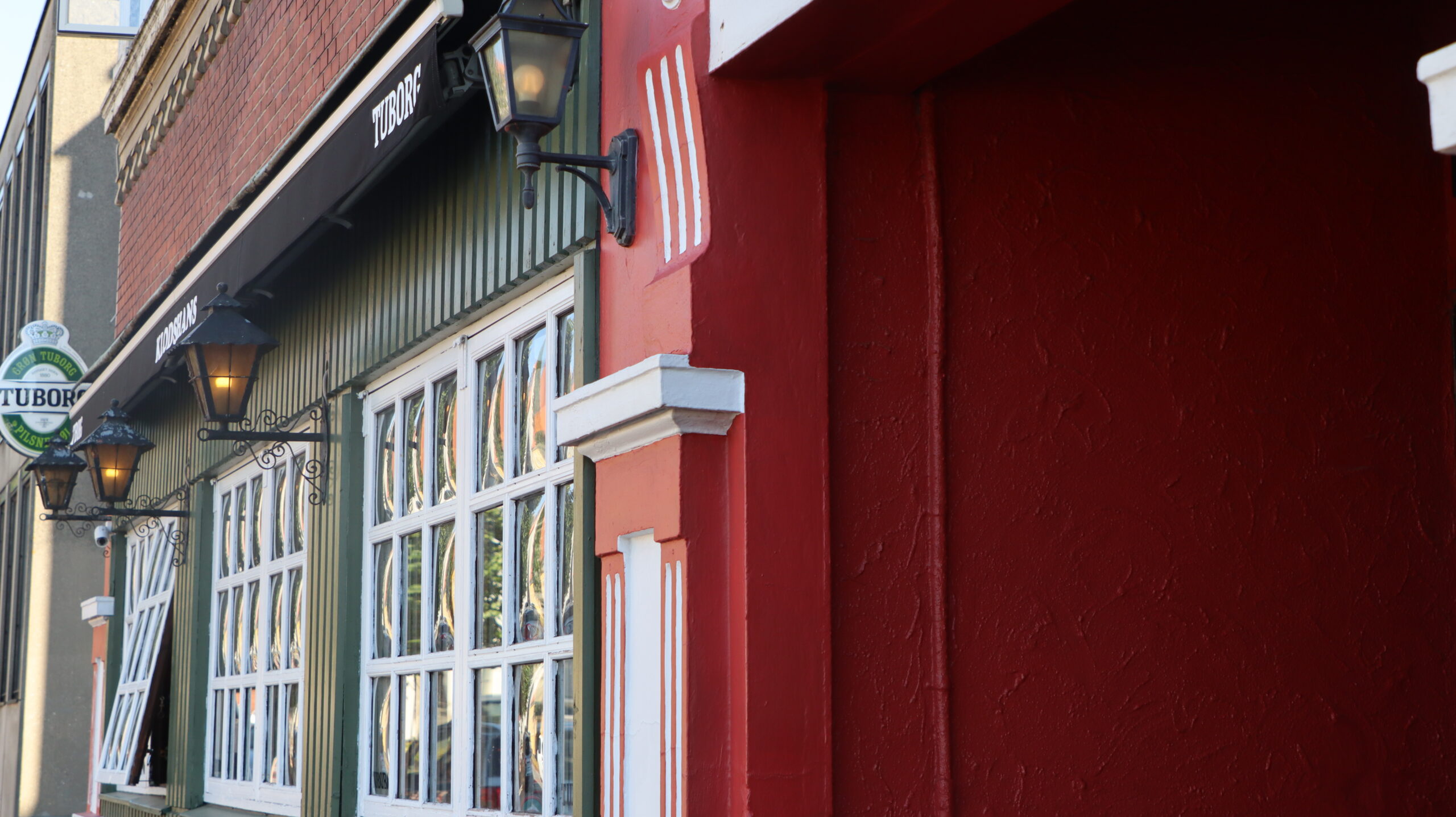 Mand truede med kniv på værtshus
