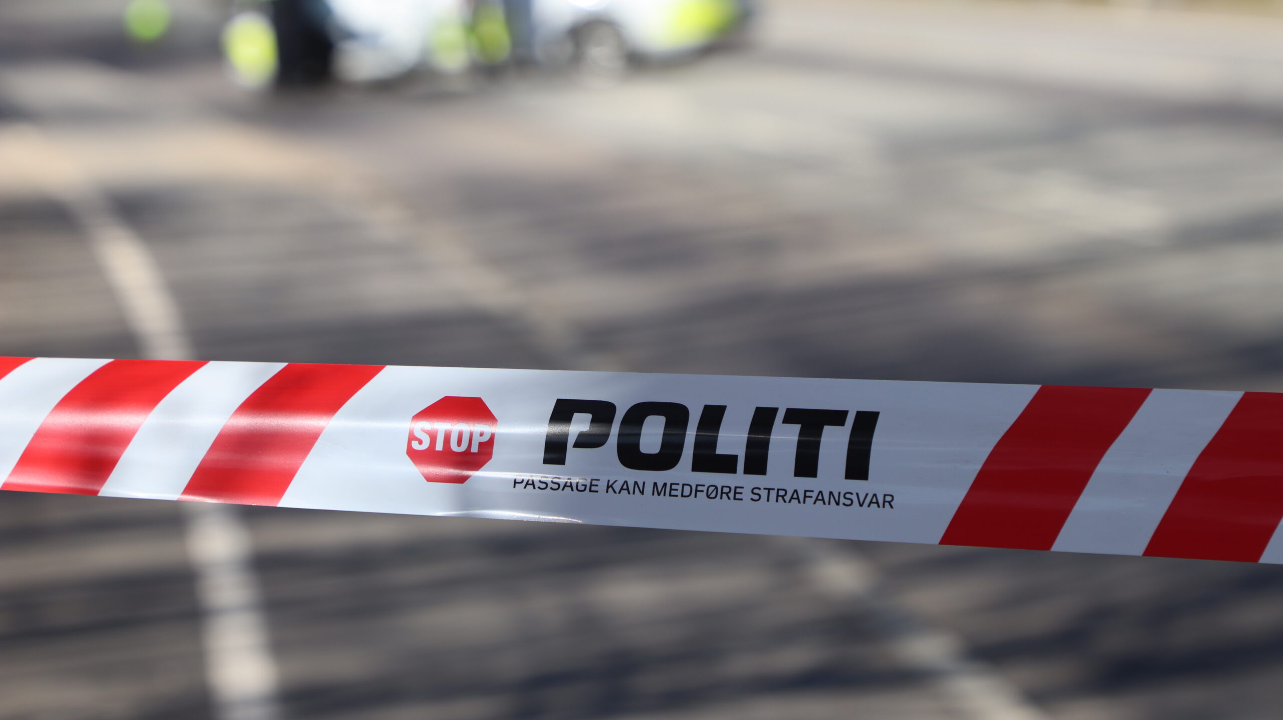 Vej spærret i begge retninger efter uheld mellem lastbil og personbil