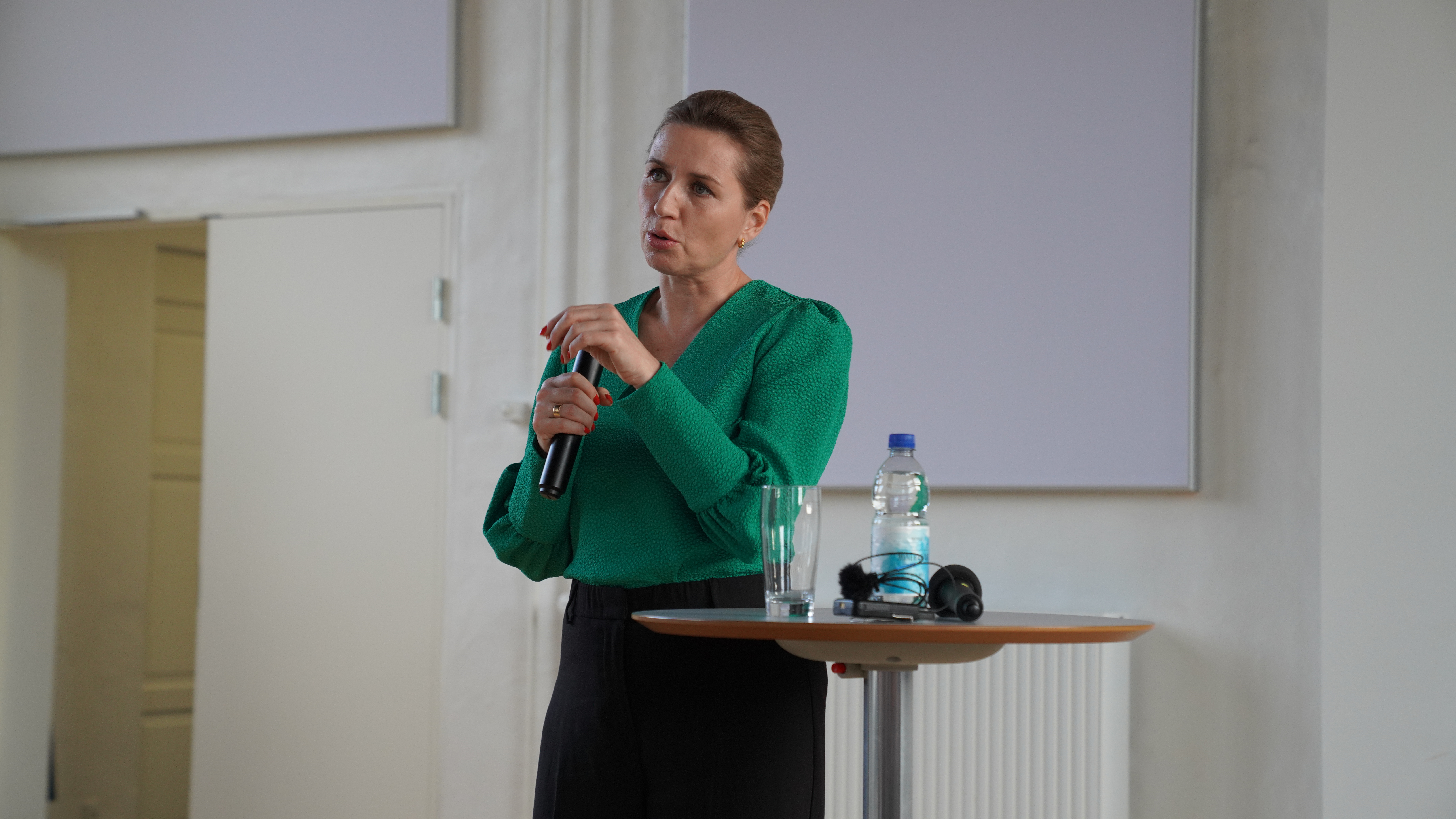 Mette Frederiksen har indkaldt flere borgerlige partier til forhandlinger