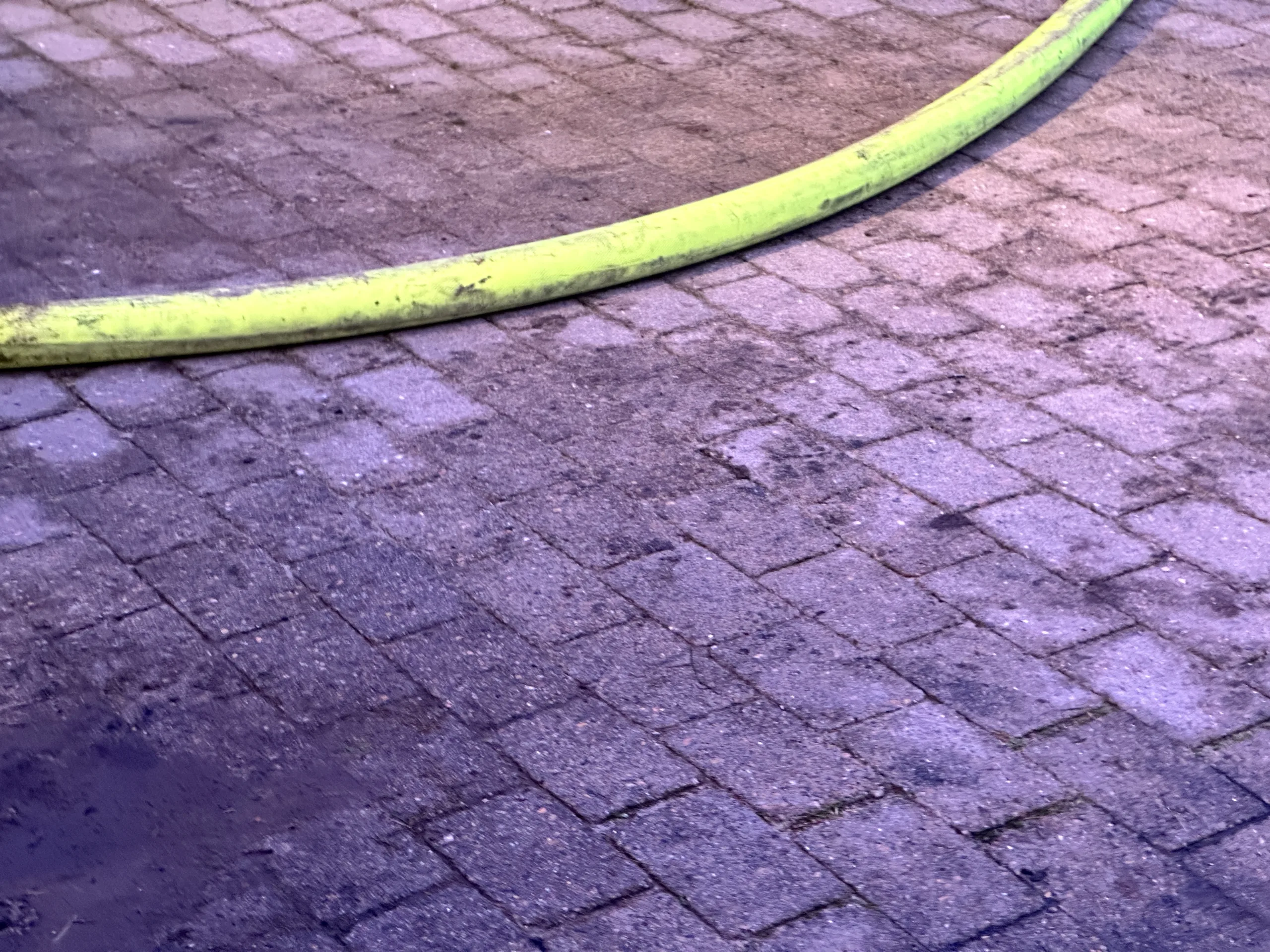 Bilbrand tæt på at sprede sig: Carport gik op i flammer i Børkop