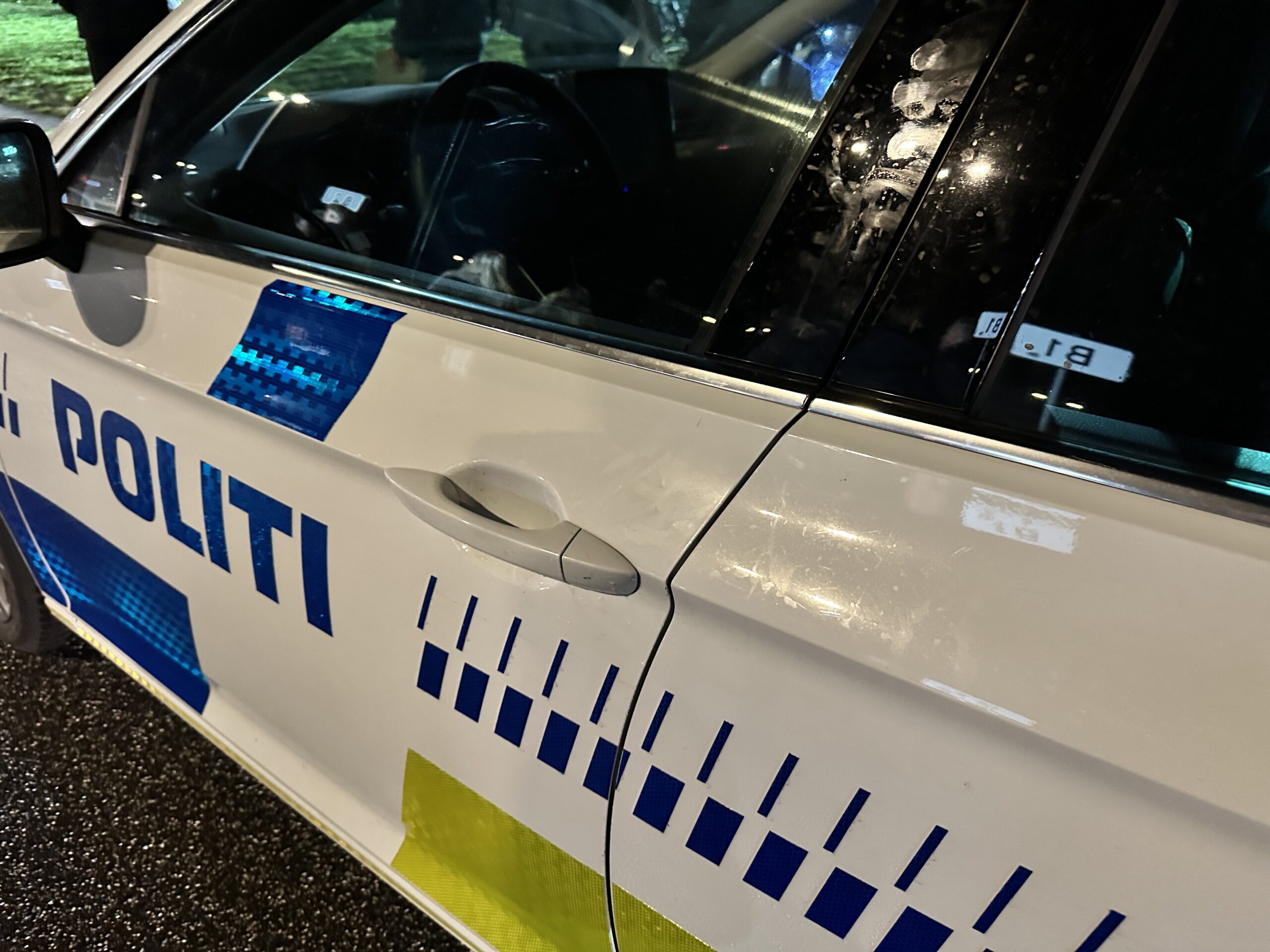 Vanvidskørsel på motorvejen - flere biler set ræse med havariblink