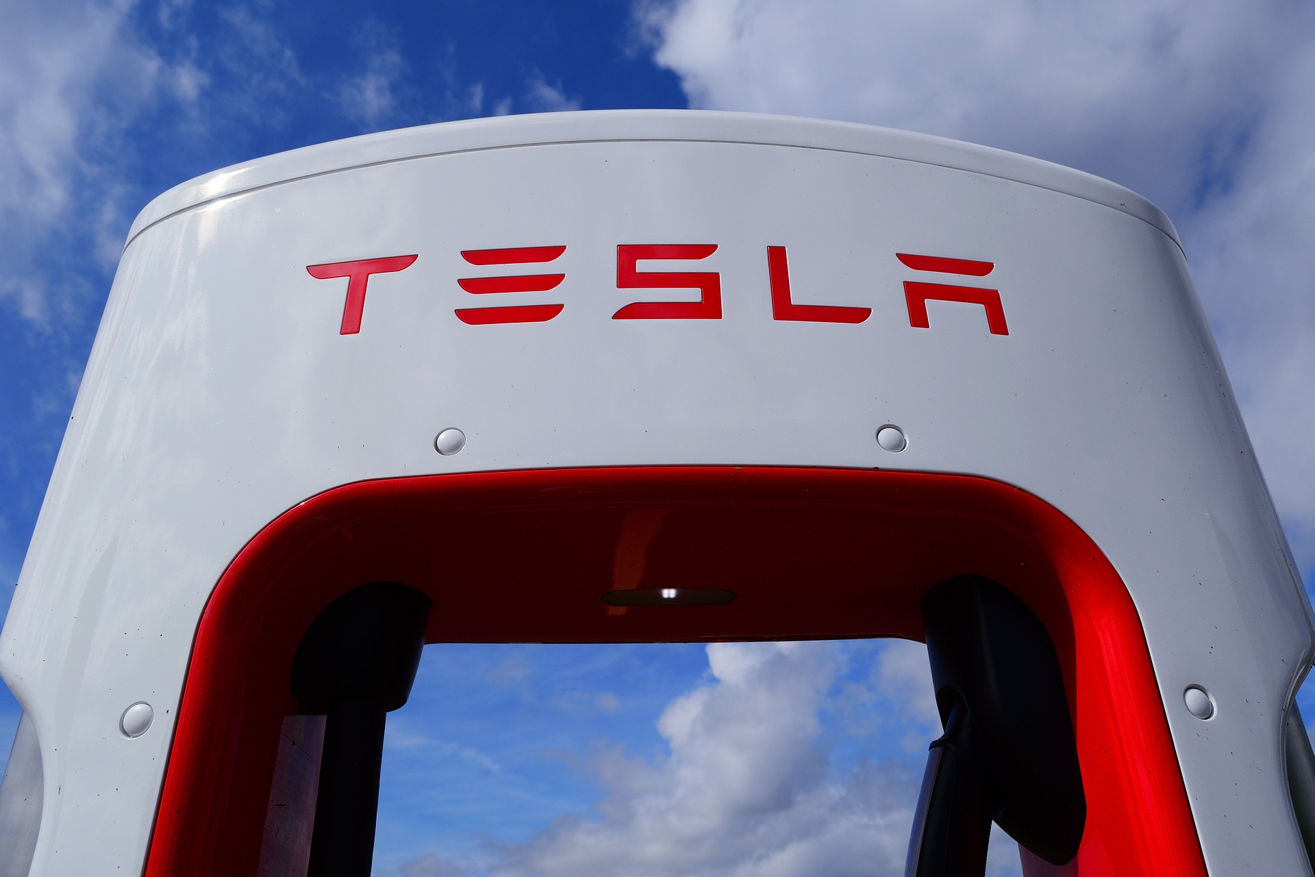 Røgudvikling fra Tesla ved ladestander i Vejle