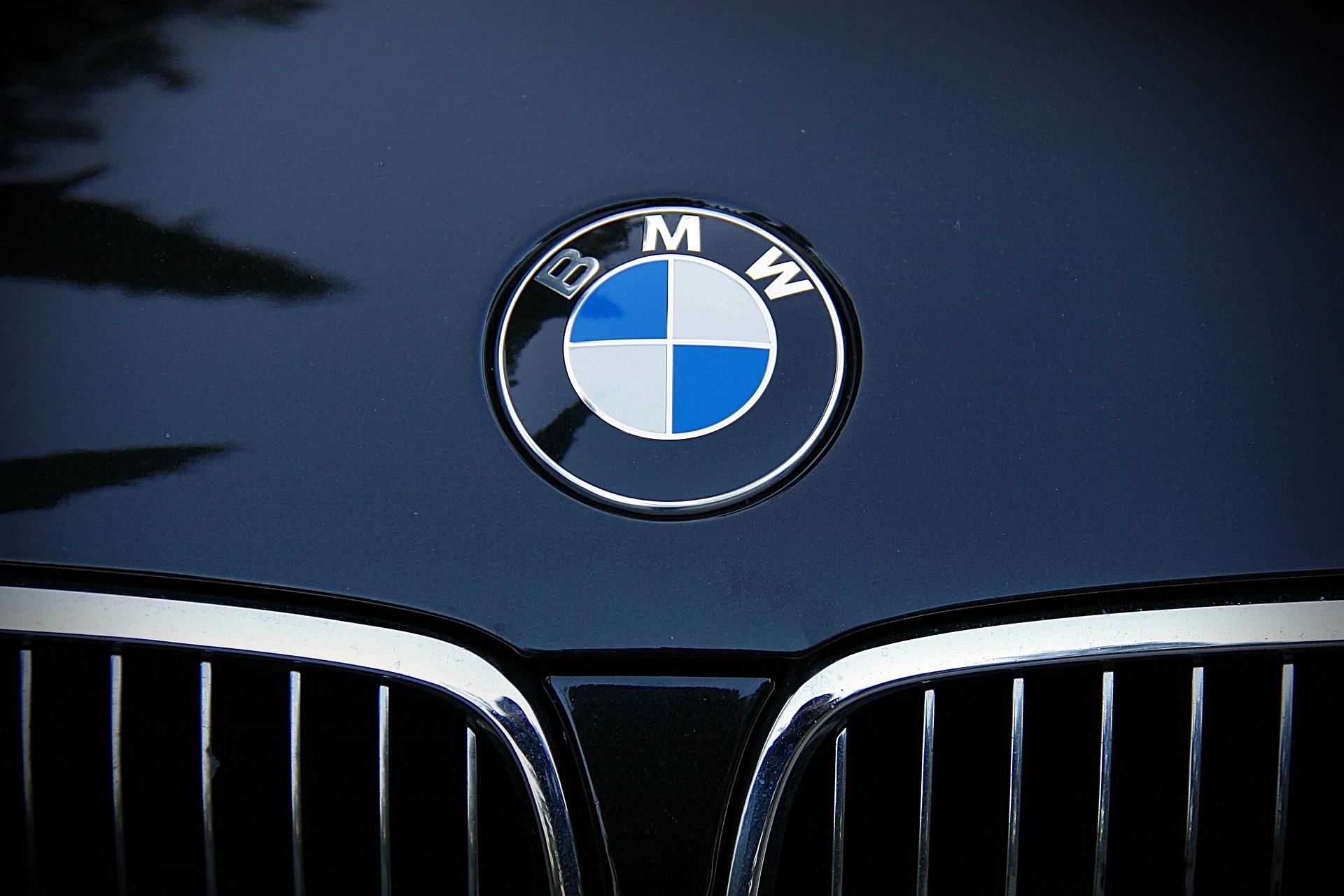 Tyv brød ind hos bilforhandler i Fredericia og kørte af sted i BMW til 230.000 kroner