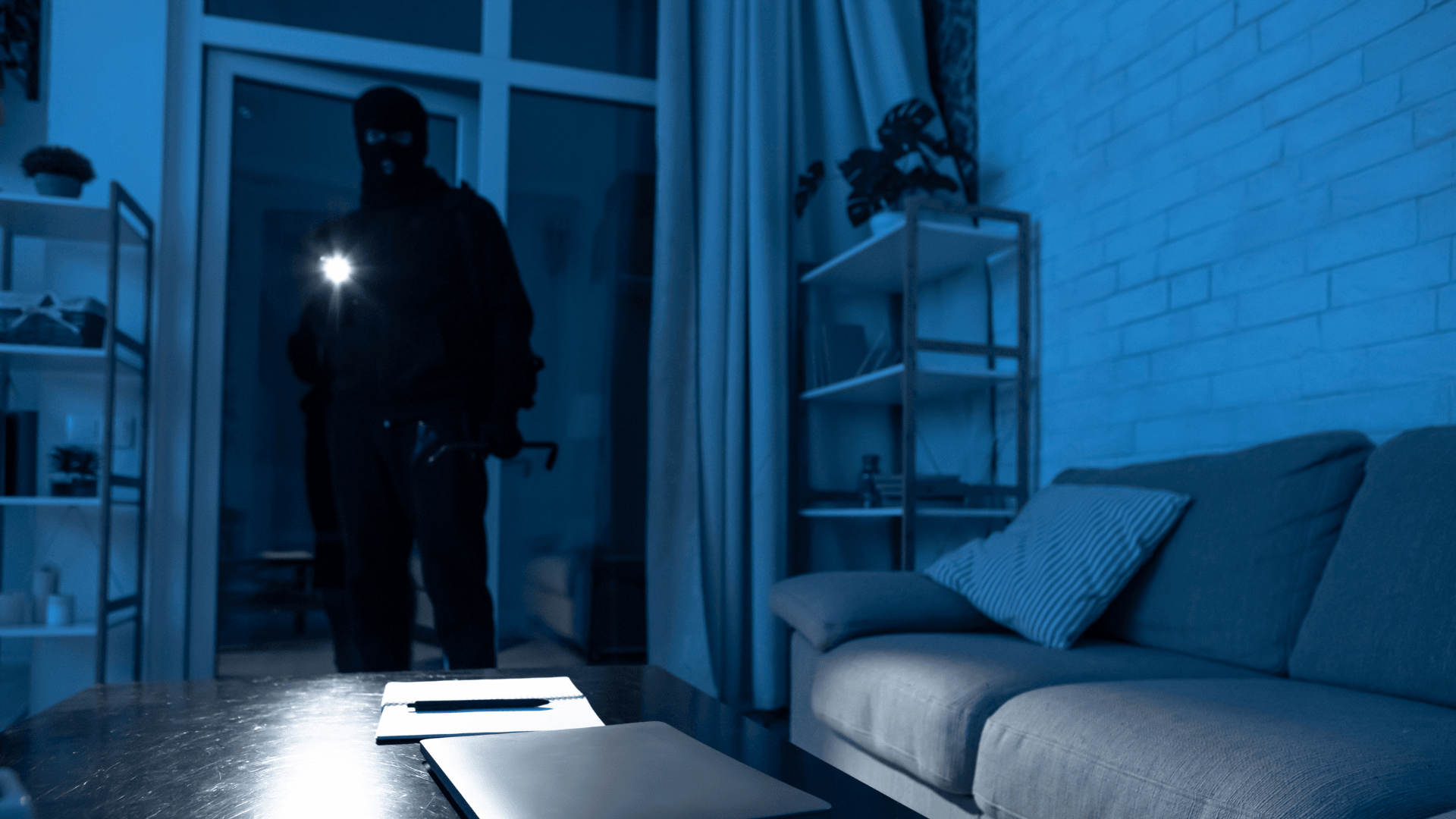 Tyv sneg sig ind gennem terrassedøren og forsvandt med computer