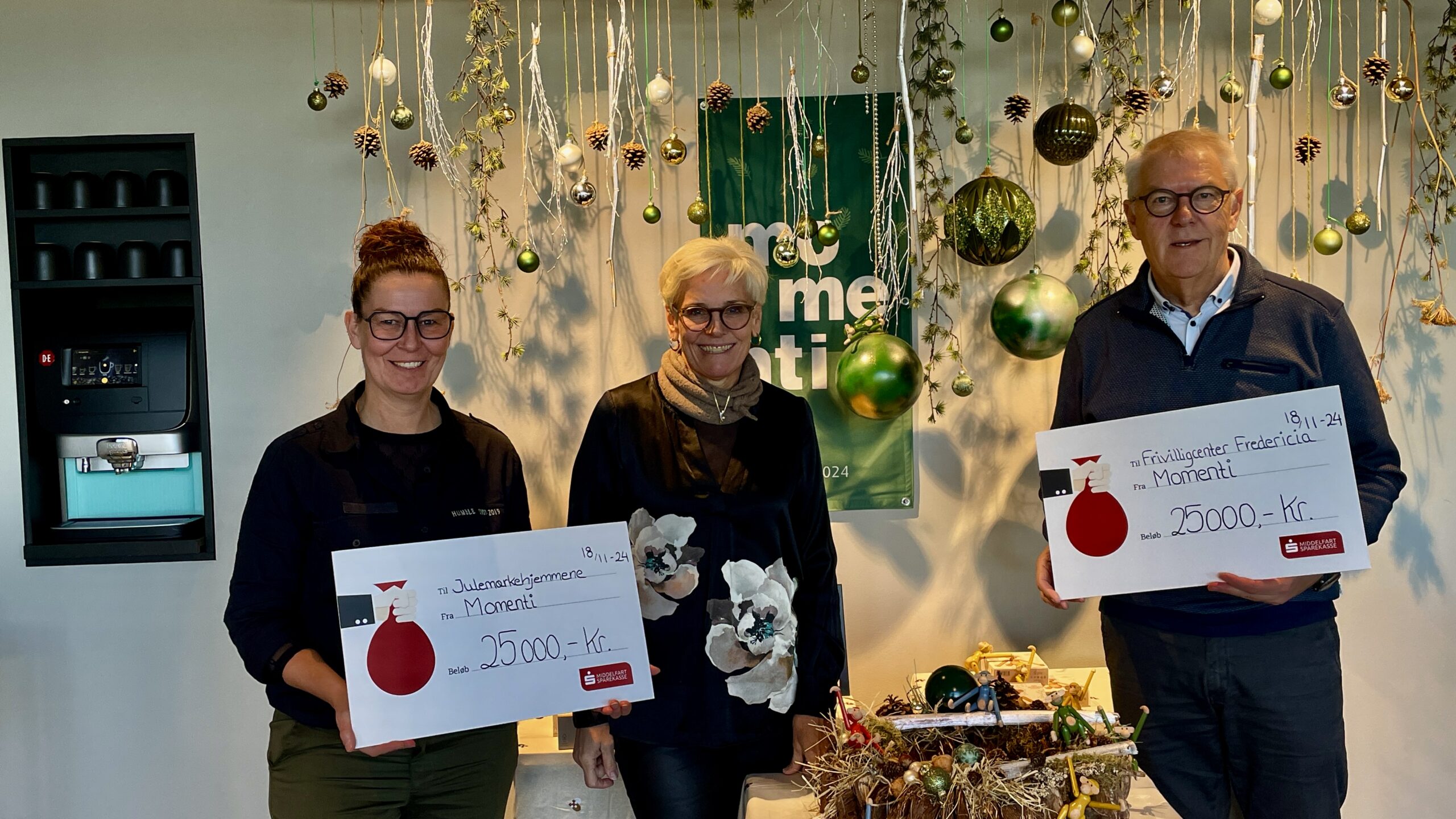 Virksomhed dropper gavepapiret og støtter organisationer i juletiden