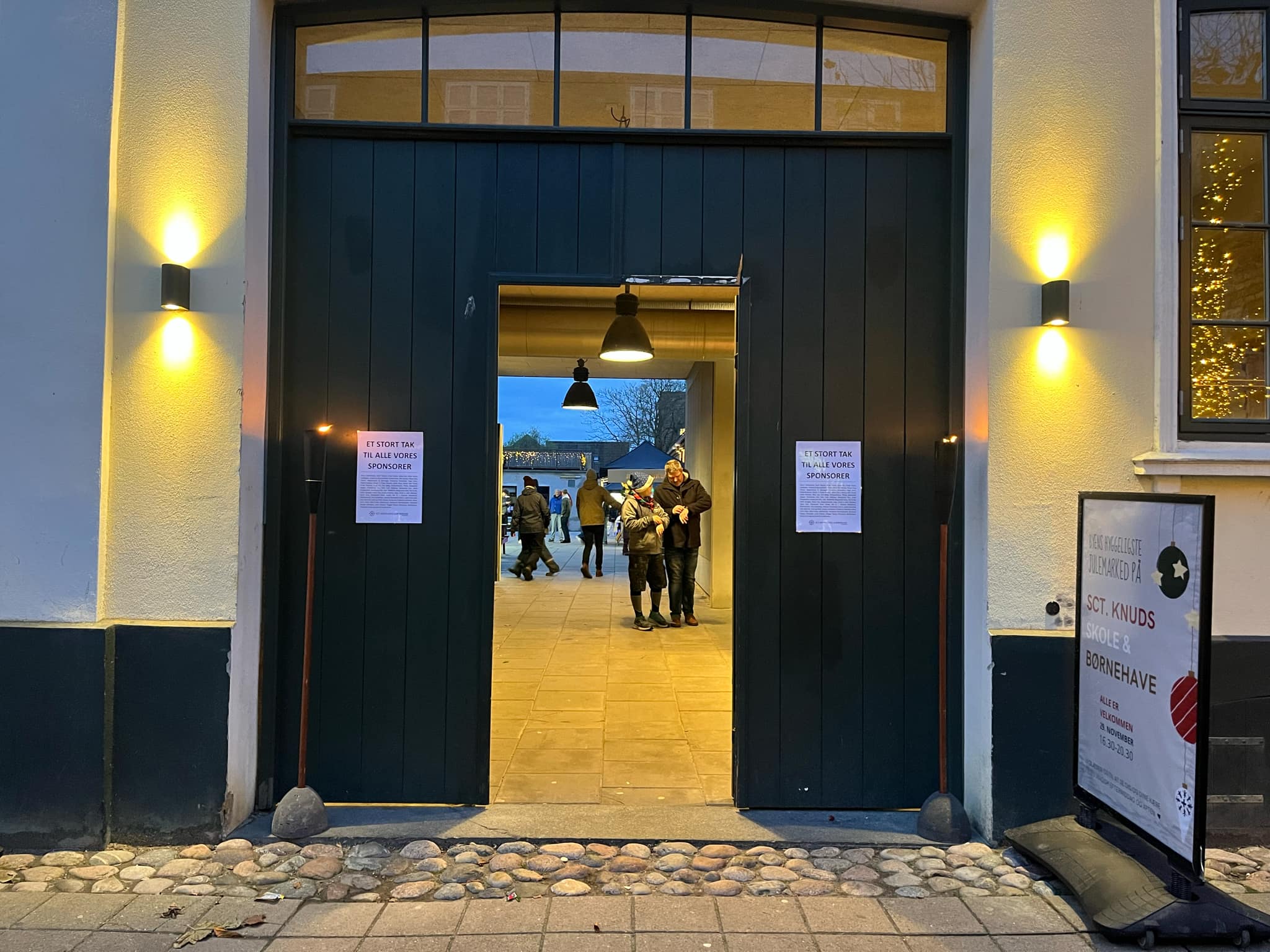 Sct Knuds Skole lyser op med stort julemarked
