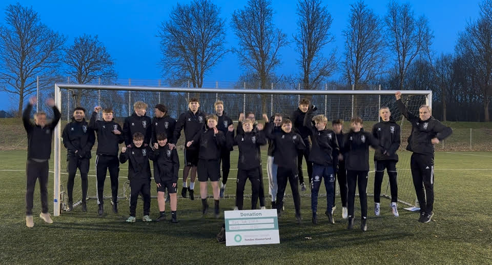 EGIF’s U15/U16 drenge får nye træningsjakker fra Sparekassen Danmark Fonden