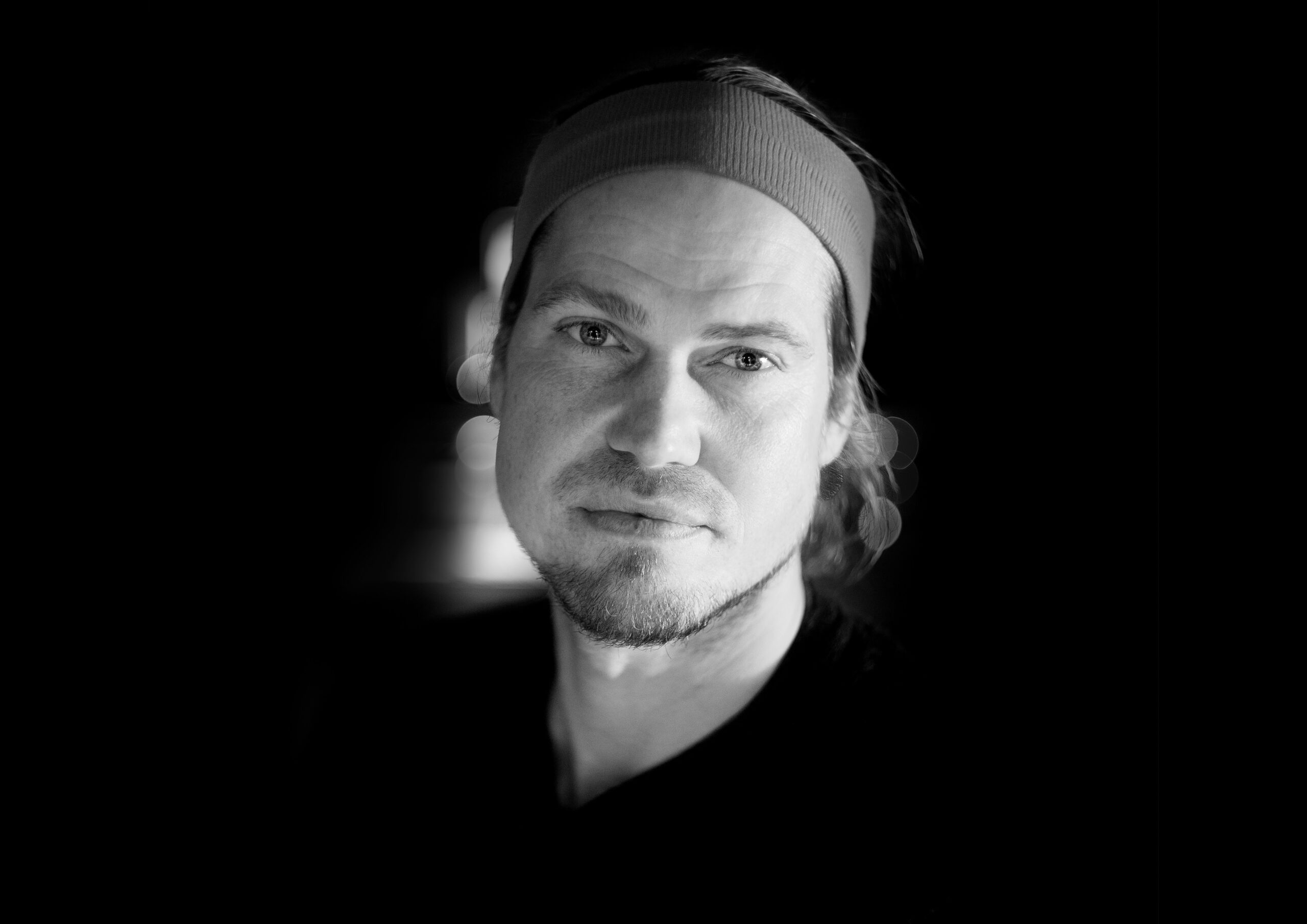 Johnny Madsens musik lever videre: Sønnen samler stjernehold og drager på turné