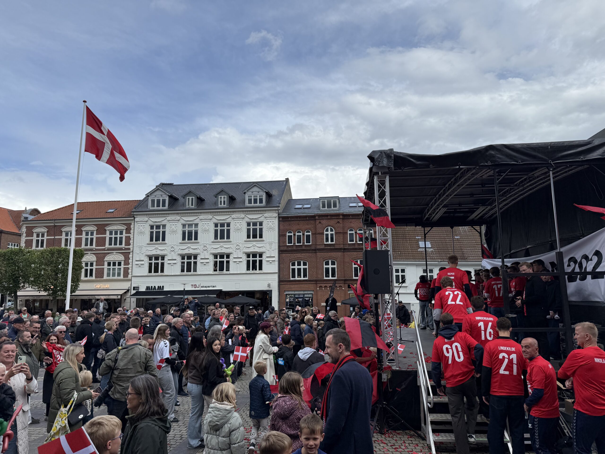 Fredericia gik i sort-rød ekstase: Superliga-drømmen fejret med pandekager, fans og autografer