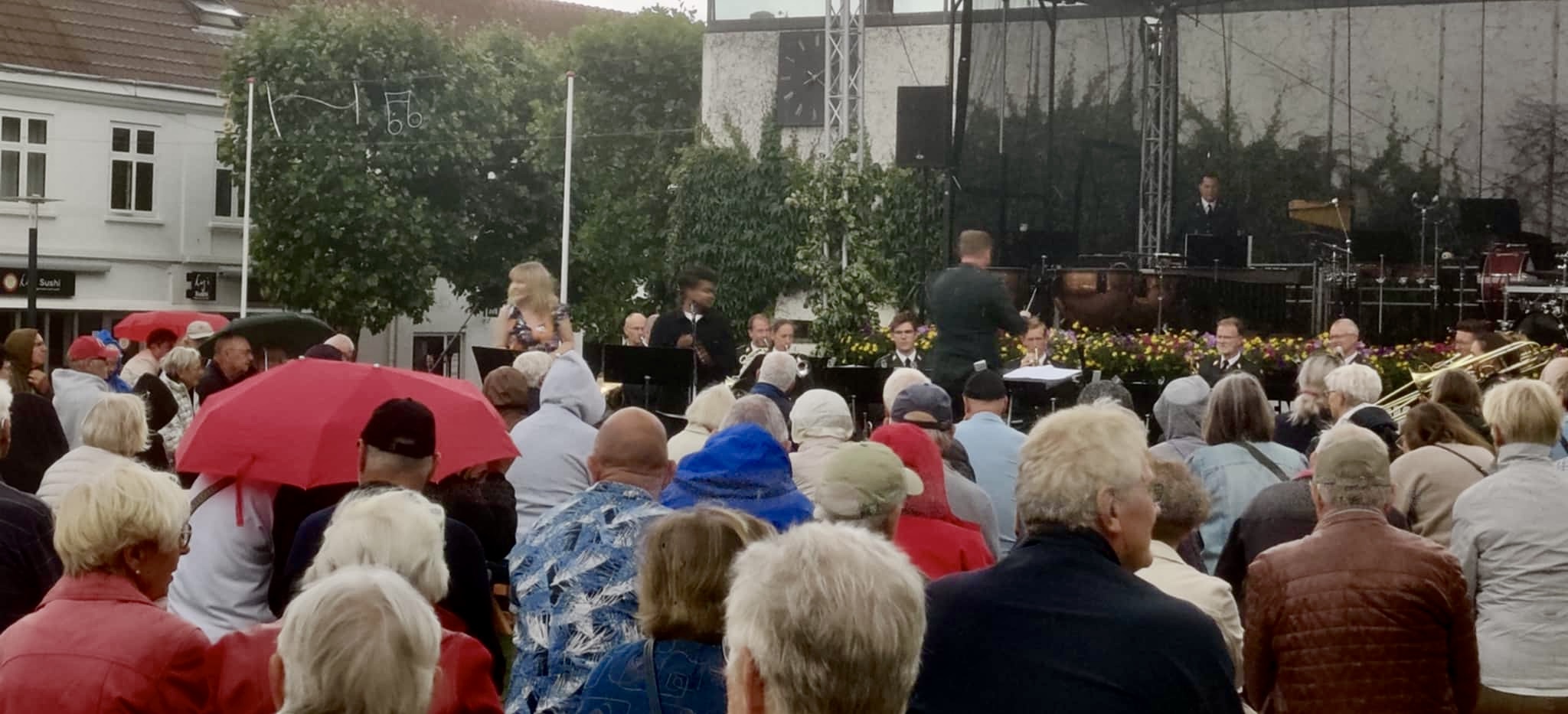 Storslået musicalkoncert skabte magisk stemning på Rådhuspladsen – trods regnvejr
