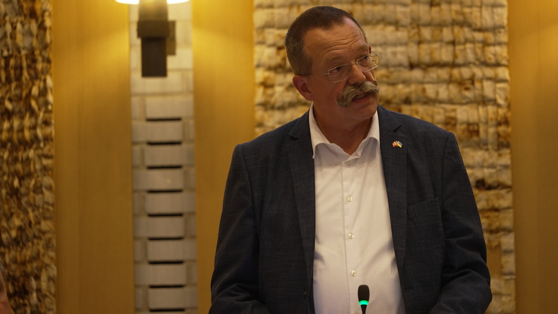 Bro i modvind fra både højre og venstre under byrådsdebat