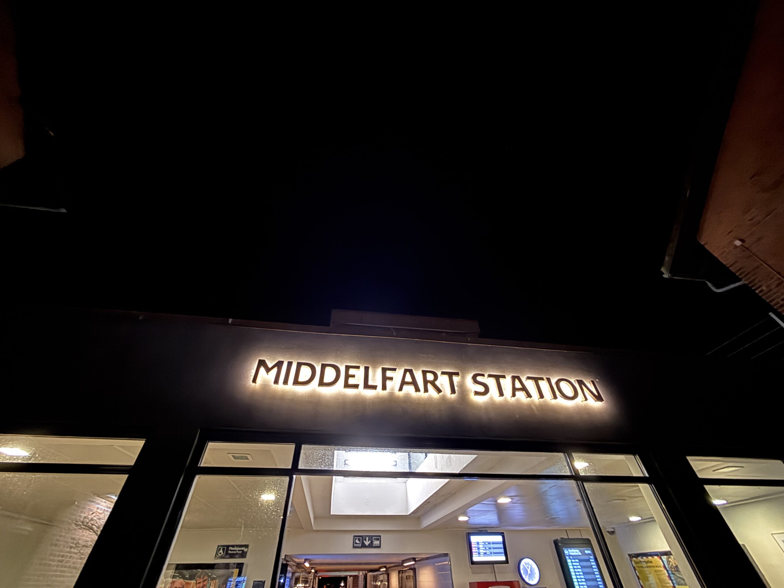 Person skubbet ud mod godstog på Middelfart Station