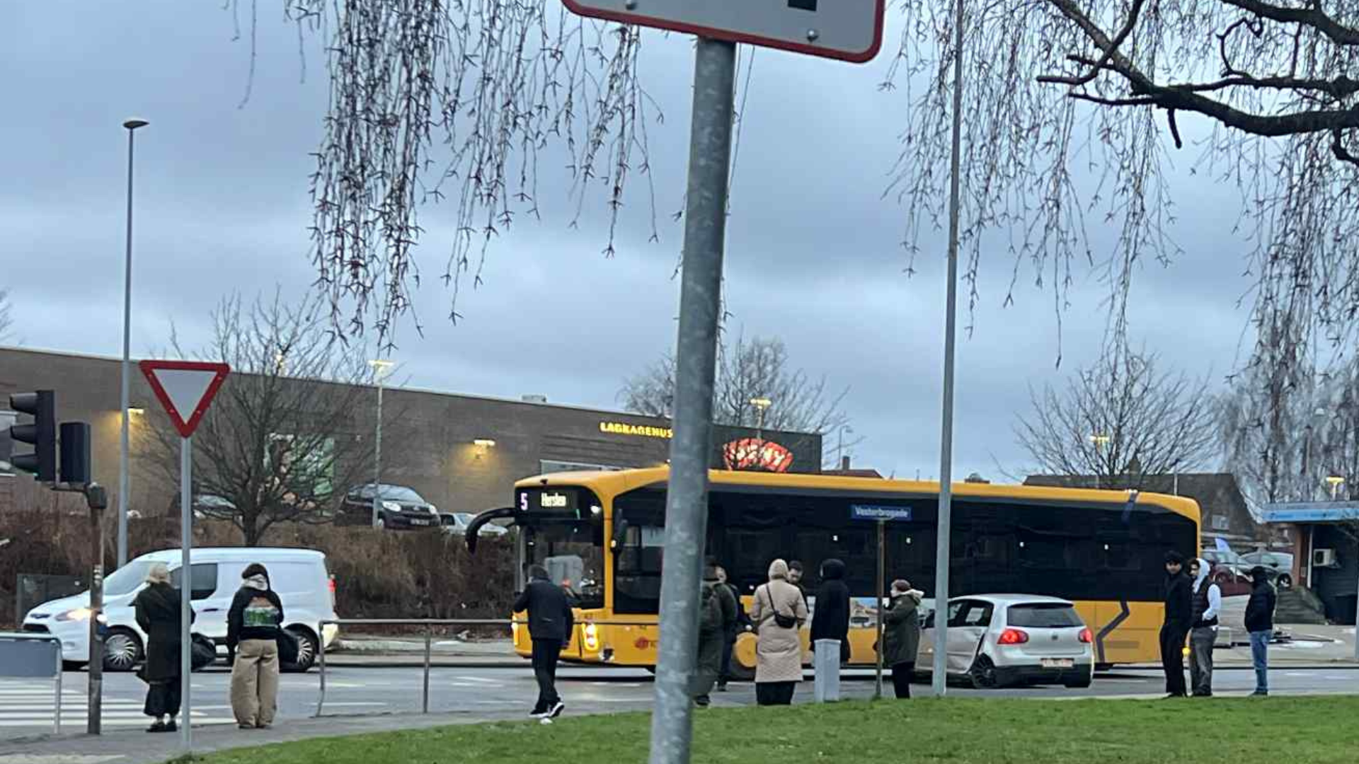 Bil og bybus kørt sammen i Fredericia