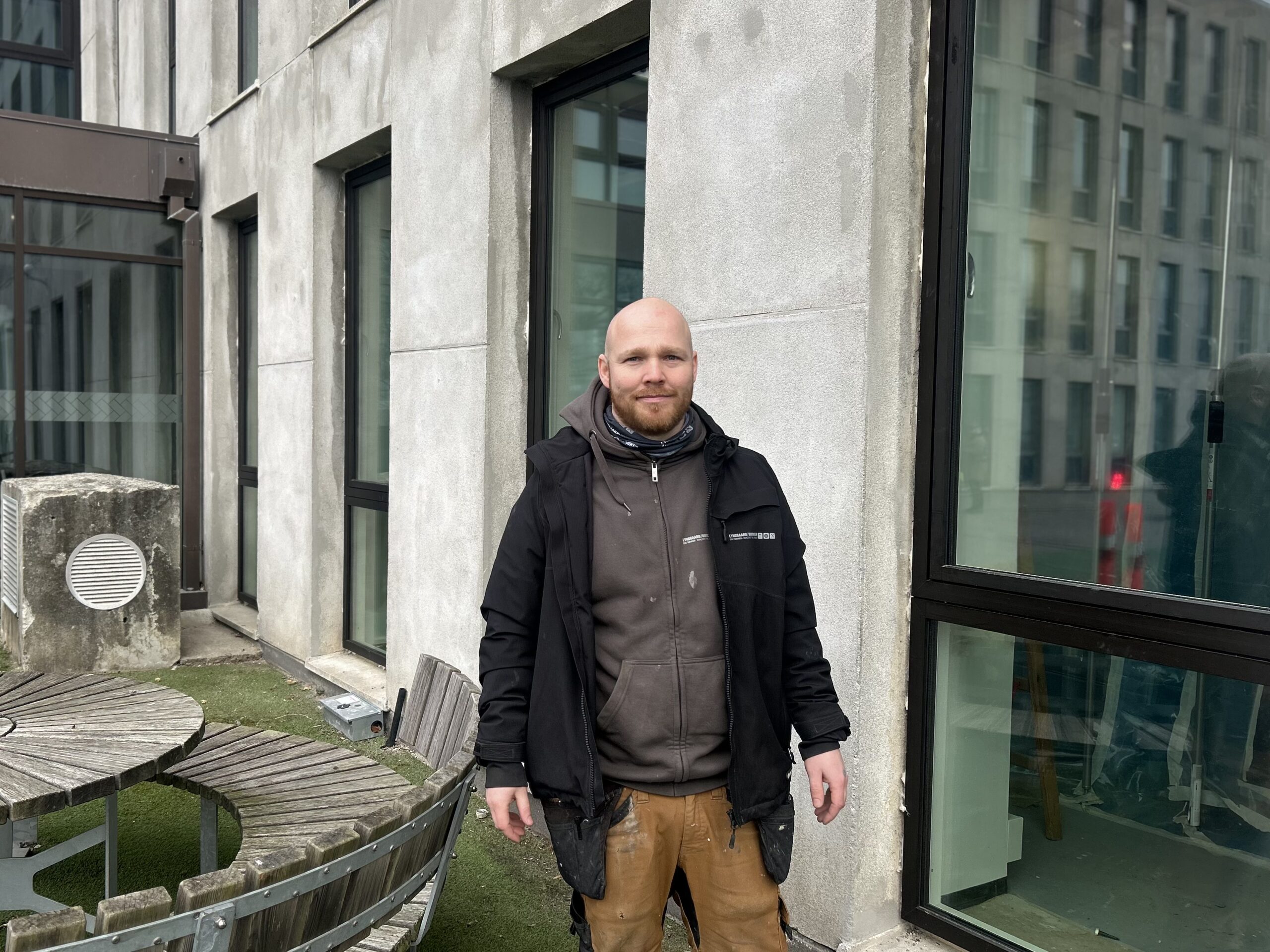 »Hjertet sad oppe i halsen« — men 370 vinduer og ti måneder senere sætter Lynggaard &amp; Bødker punktum i Sundhedshuset