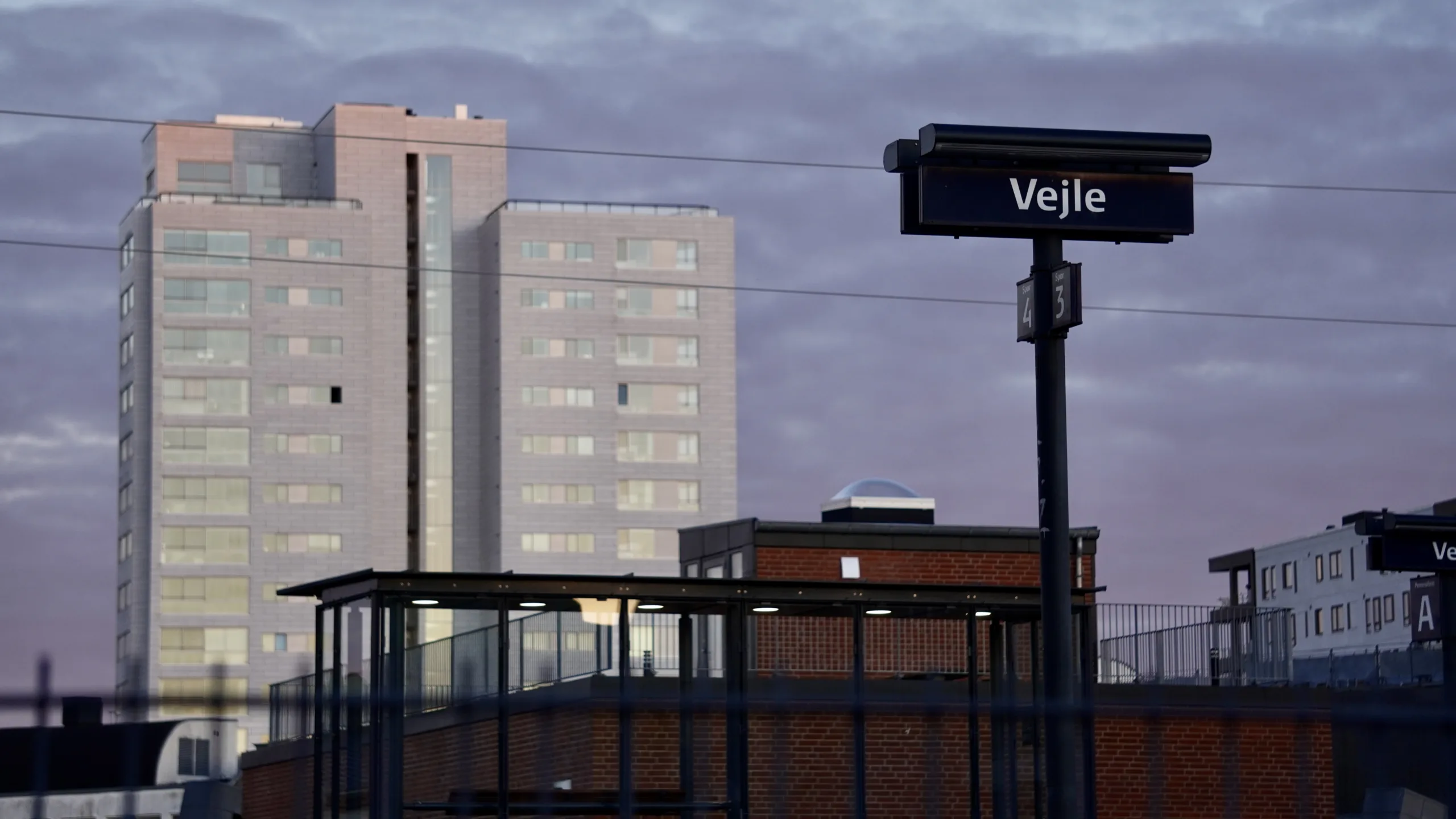 Togtrafik og teleselskaber lammet af nedbrud