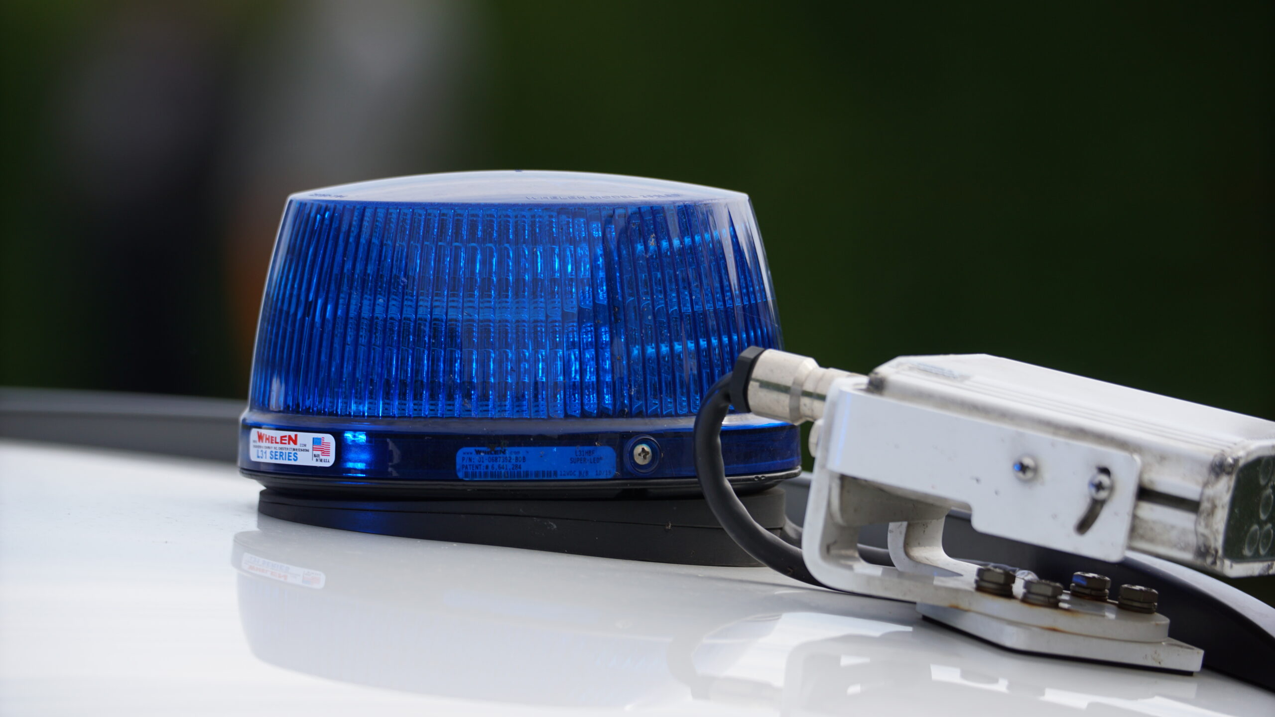 Bilist fastklemt efter sammenstød 