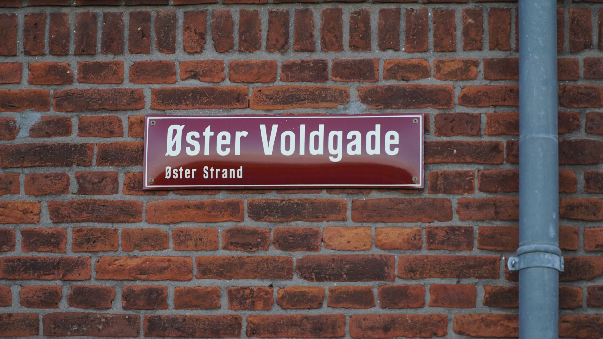 Politiet standsede scooter i Øster Voldgade: Fandt dolk og stikvåben