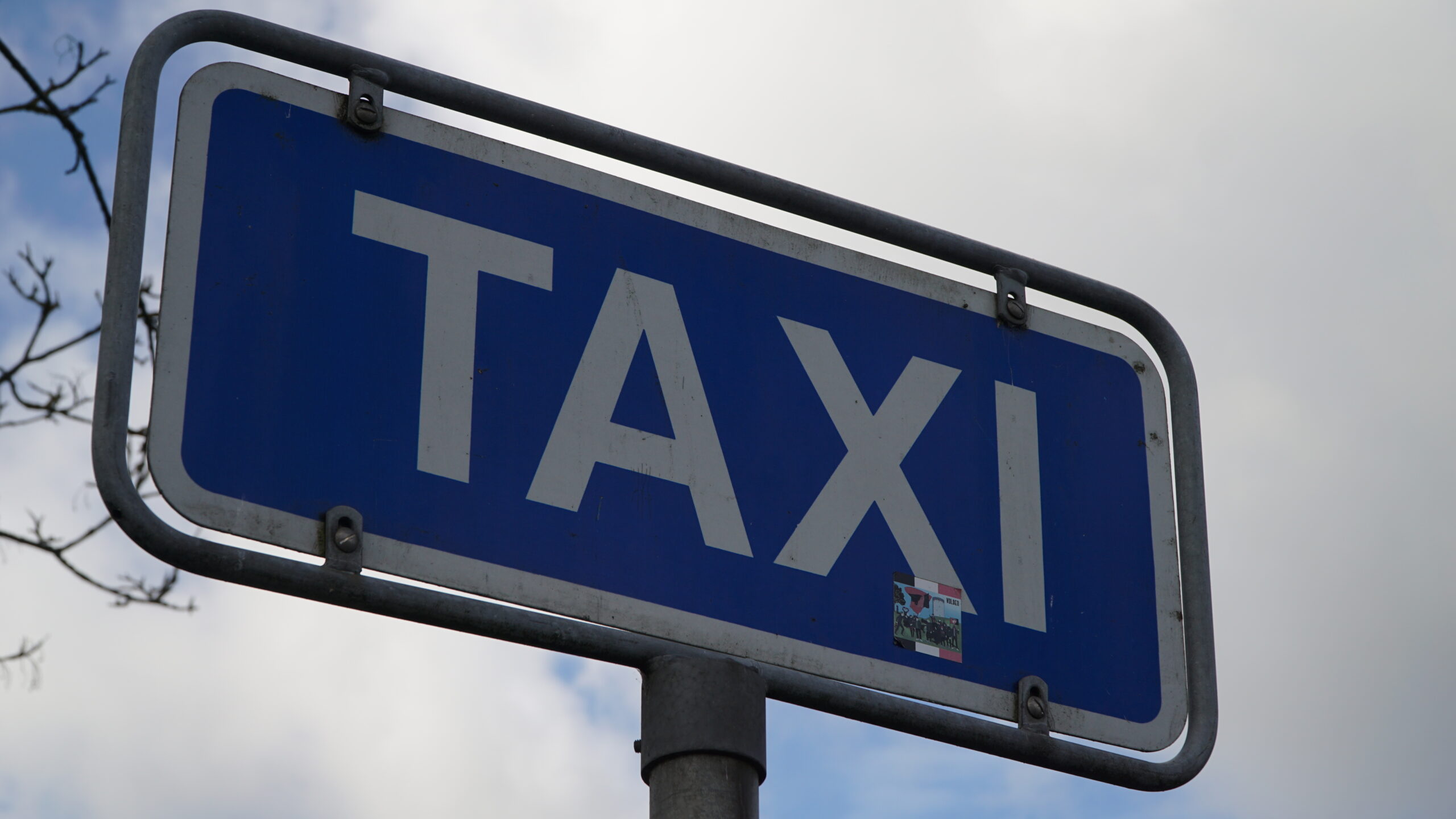 Taxachauffør stukket med kniv i Svendborg – politiet efterforsker