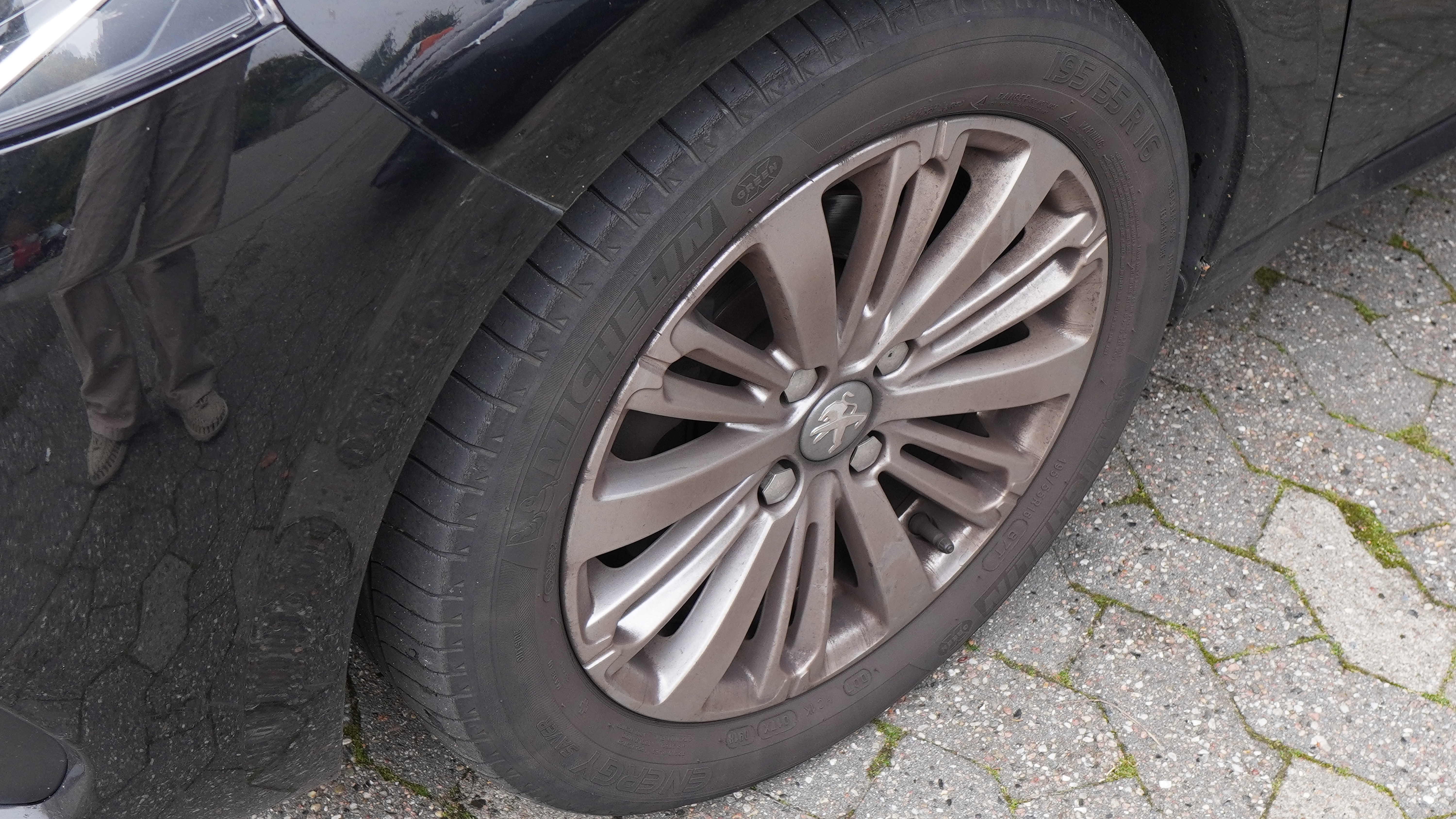 74-årig mand ramt af ildebefindende – kørte ind i parkeret bil
