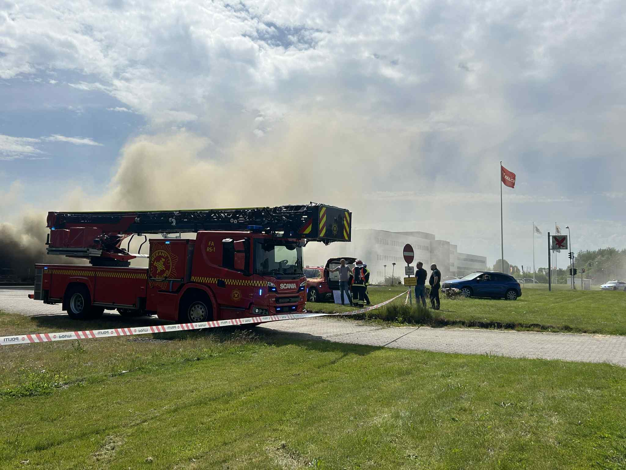 Storbrand ved Falck-stationen på Vejlevej i Fredericia – redningsmandskab arbejder på højtryk
