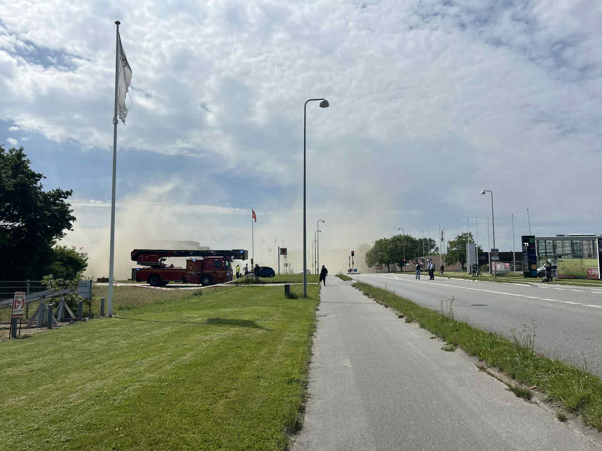 Brandfolk »bøvler« stadig med kraftig brand ved Falck-station