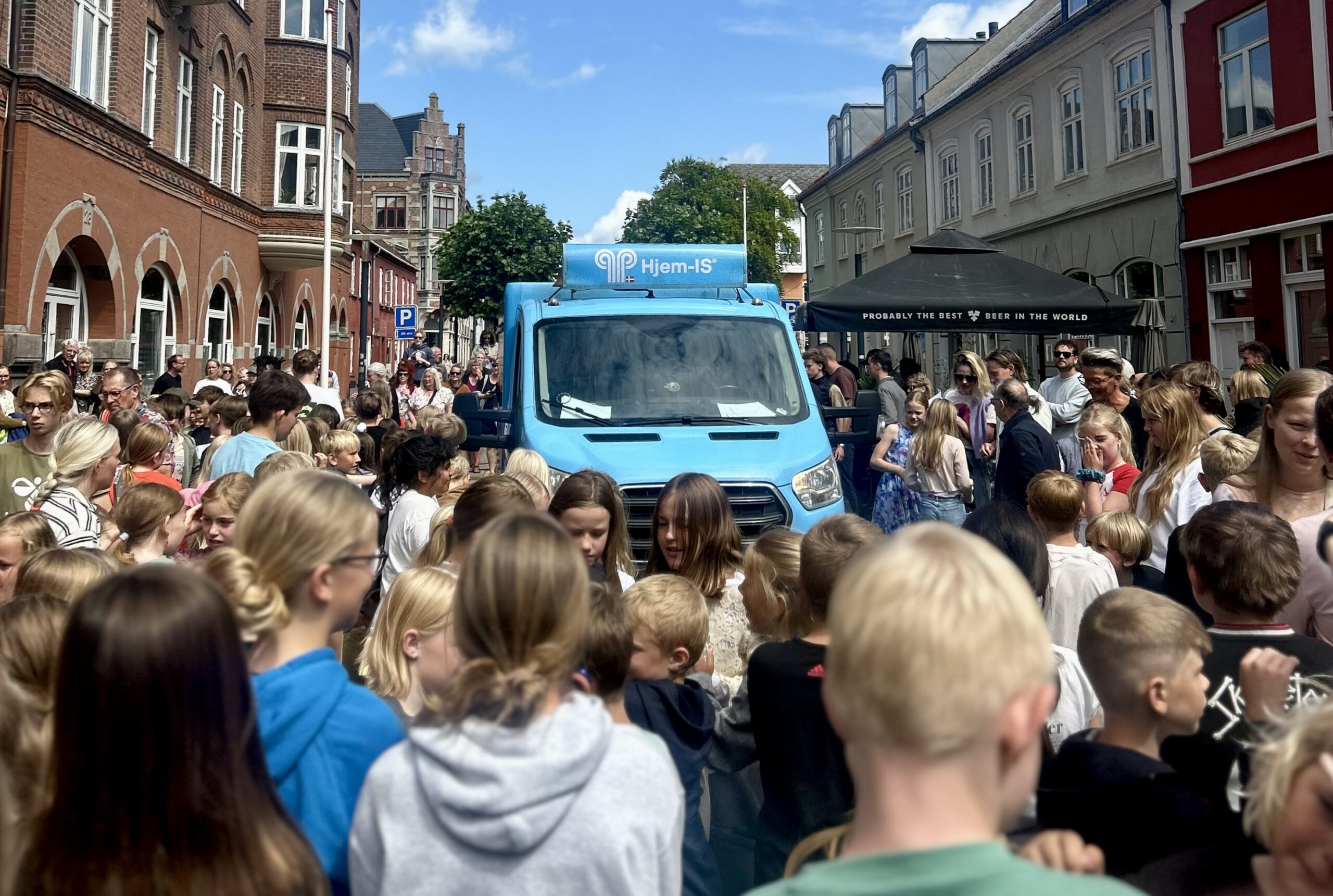 »Ferie, ferie, ferie!« rungede gennem Fredericia – Sct. Knuds Skole &amp; Børnehave skrålede sommerferien ind med fællessang og is
