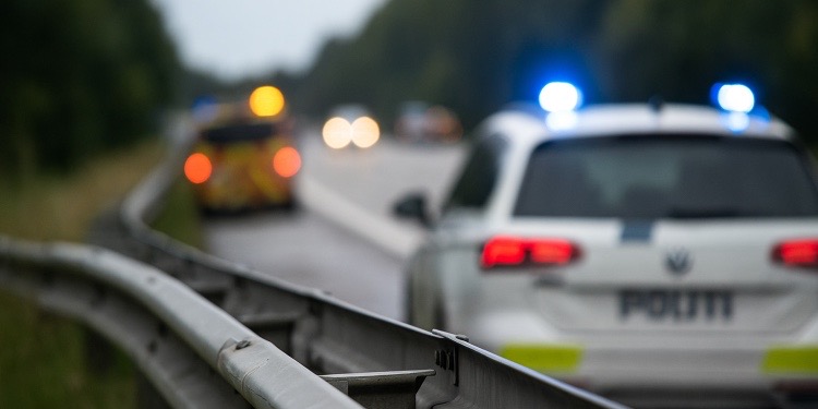 Slingrende bilist ramte autoværn flere gange