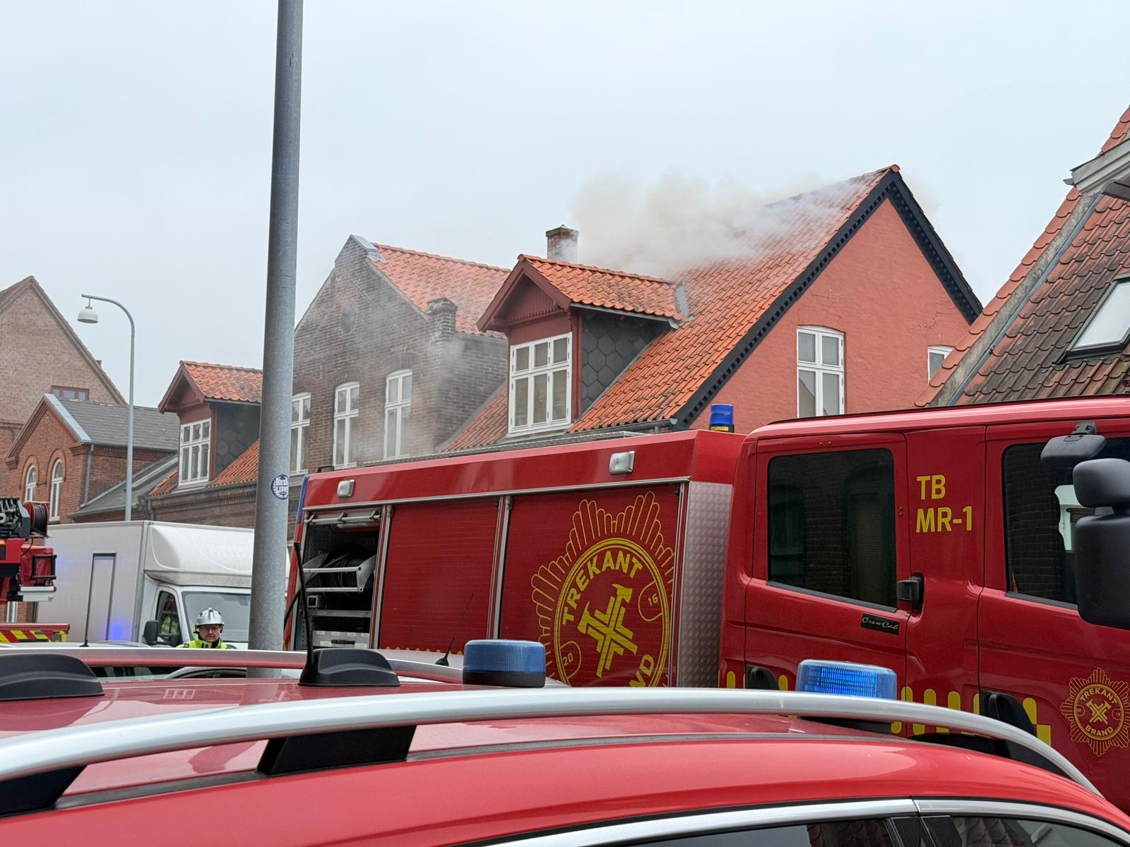 Brand i tagkonstruktion sendte røg op over Fredericia