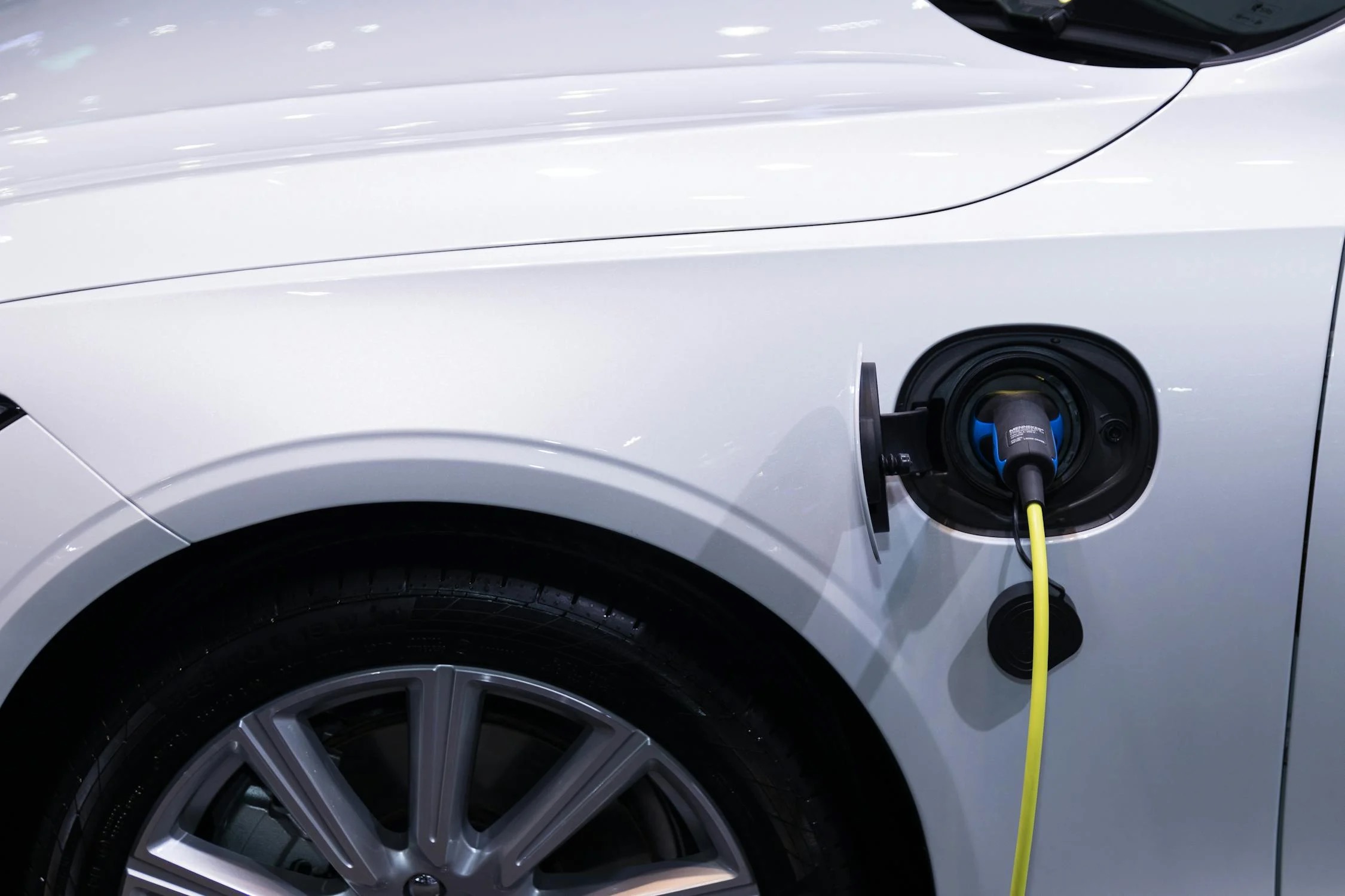 Farvel til den grønne mellemvej? Afgifter slår plugin-hybrider ihjel