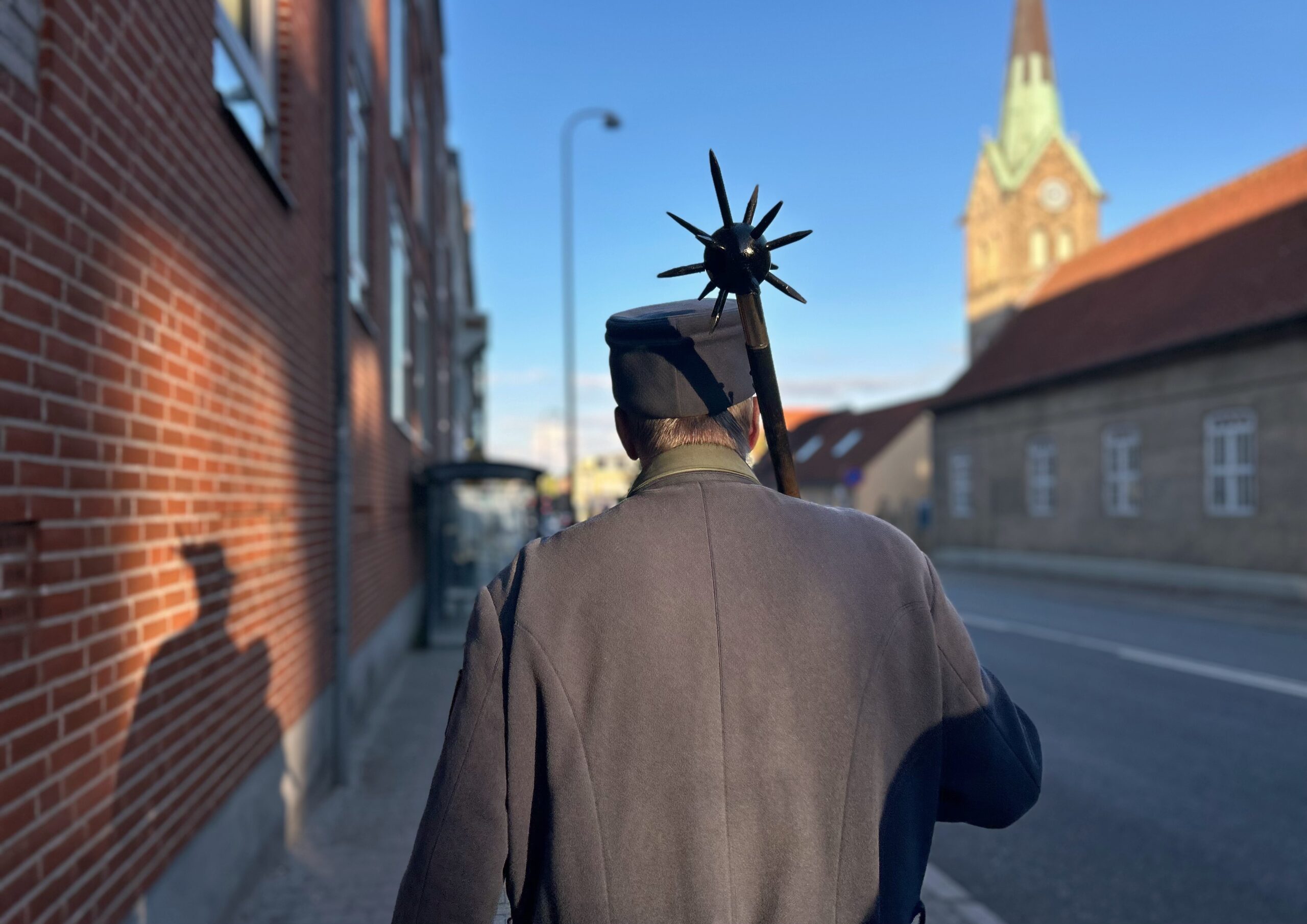 Gå med manden, der bærer byens historie i hovedet