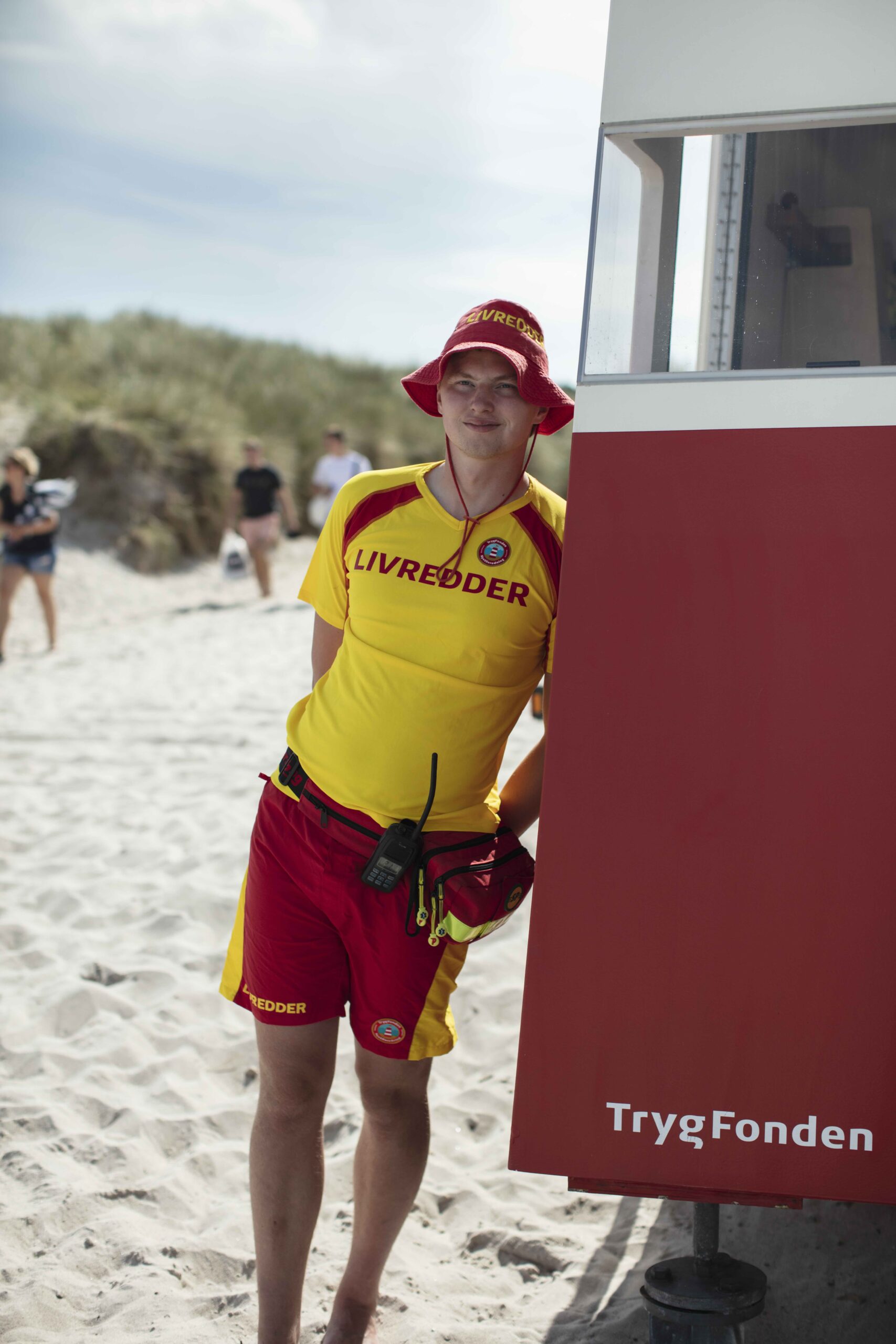 Livreddere har travlt med brandmænd på strandene