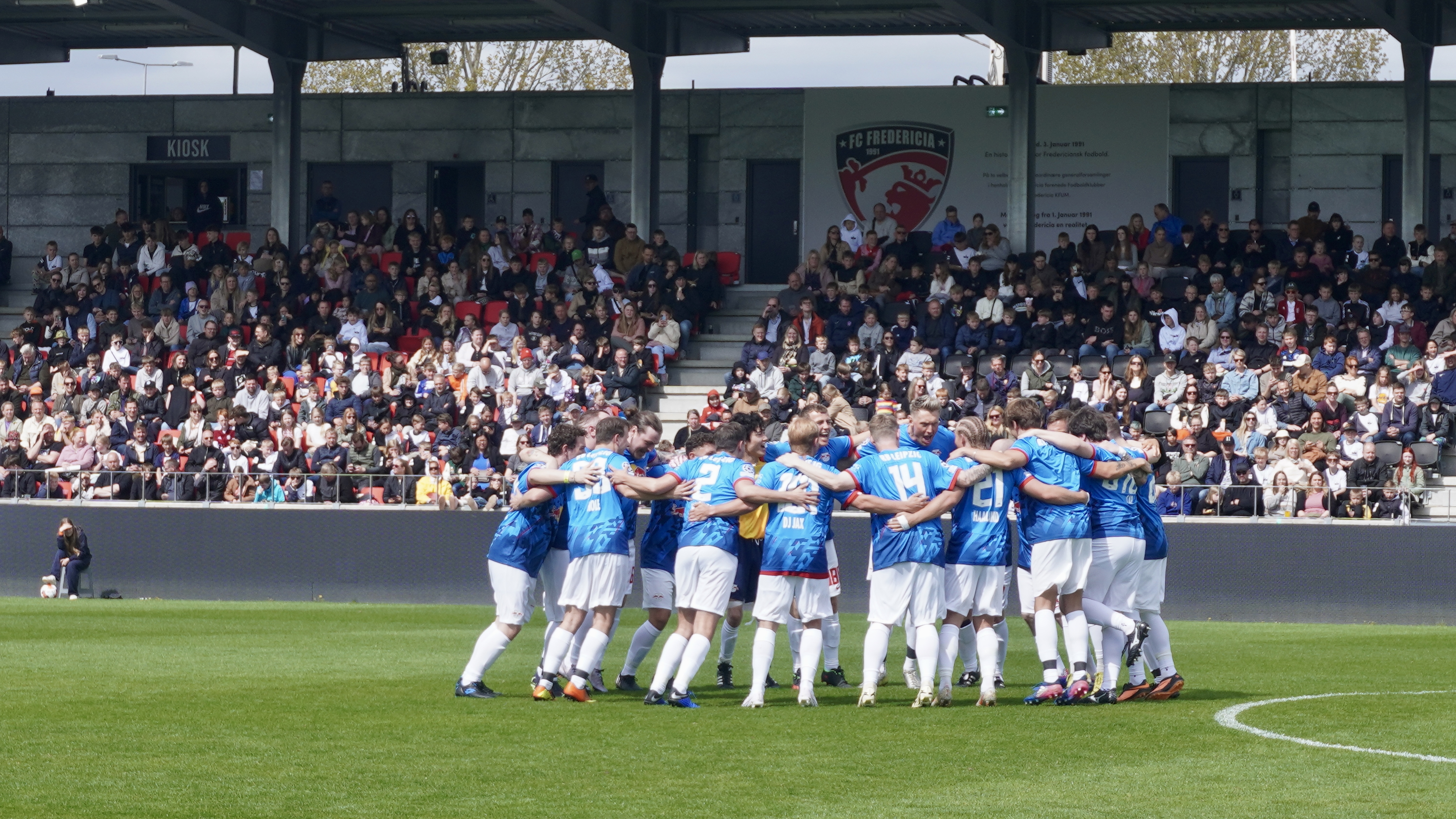Stor showmatch droppes til næste år