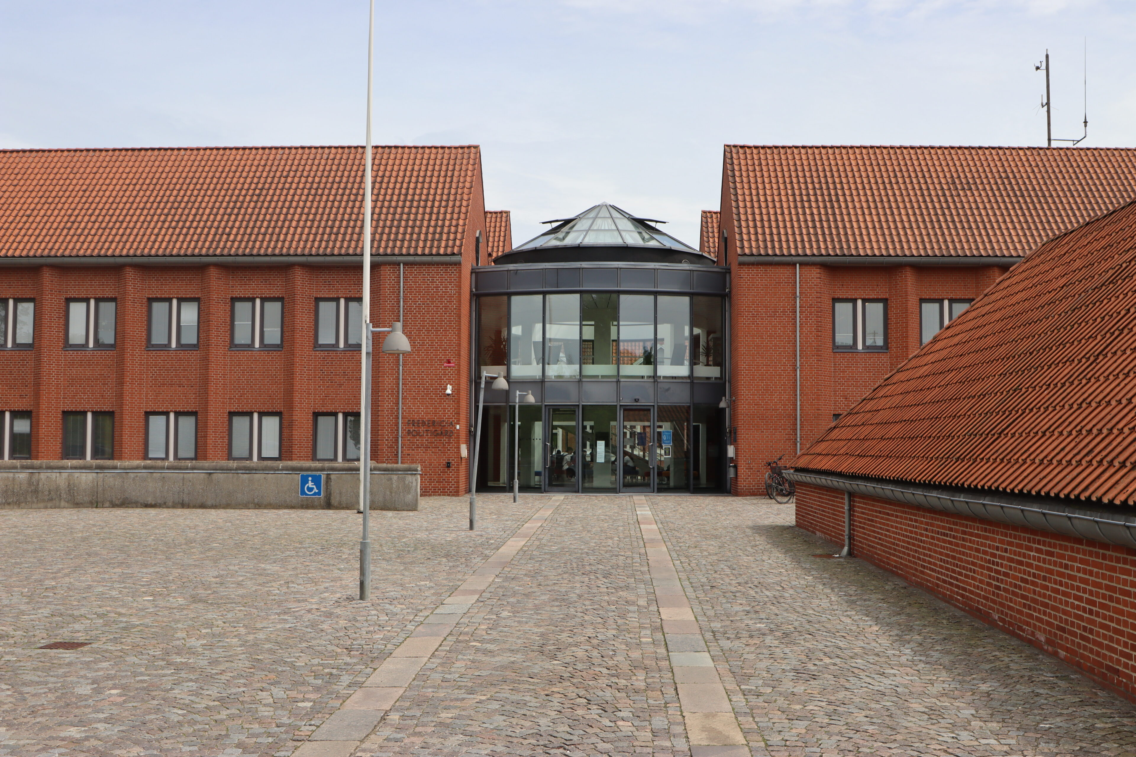 To mænd anholdt for narkokørsel og besiddelse af ulovlige genstande