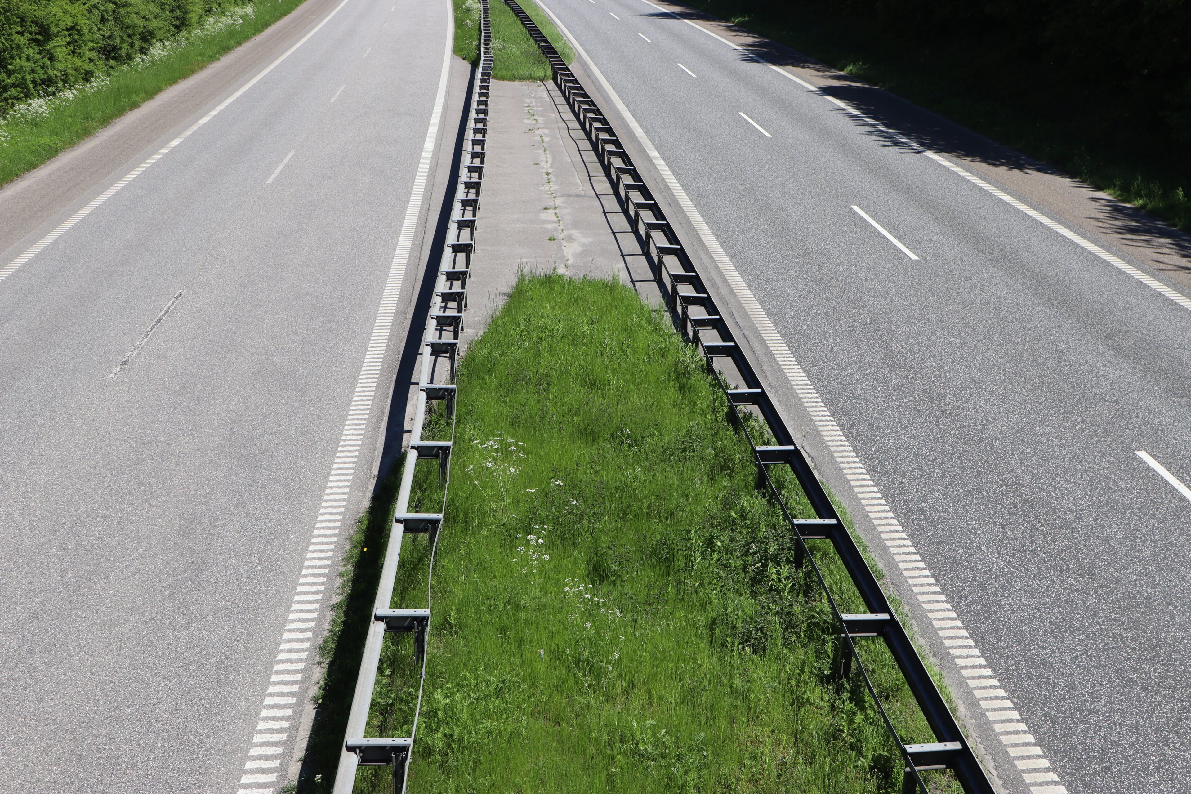 Bil med 86-årig væltede om på siden efter påkørsel på motorvejen